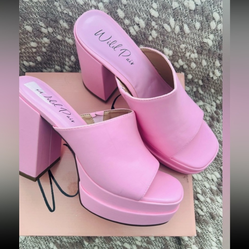 Wild Pair NIB (Ted Lasso Kylee ) 4.5” Block Heel Platform Beauties